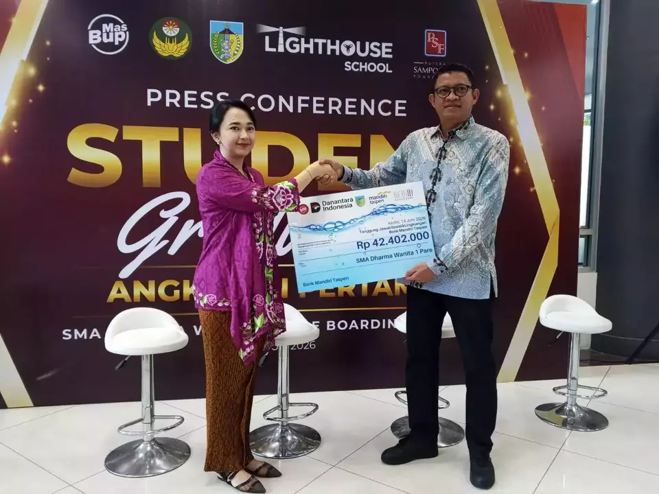 Bantuan senilai Rp42,4 juta tersebut diserahkan secara simbolis dalam seremoni yang digelar di Convention Hall Simpang Lima Gumul (SLG) Kediri