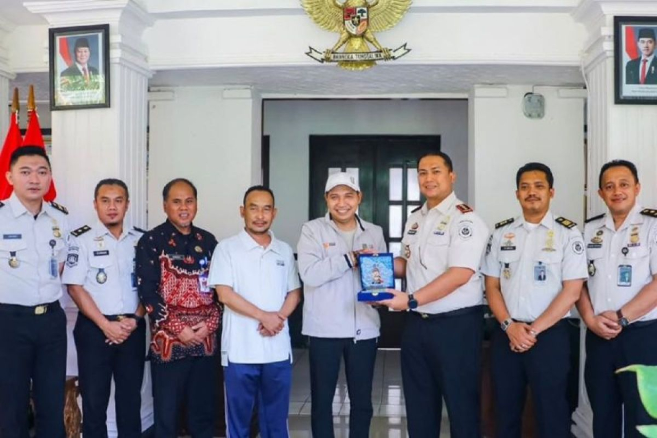 Plt Wali Kota Madiun F Bagus Panuntun bersama tim Kantor Imigrasi Madiun di Balai Kota Madiun