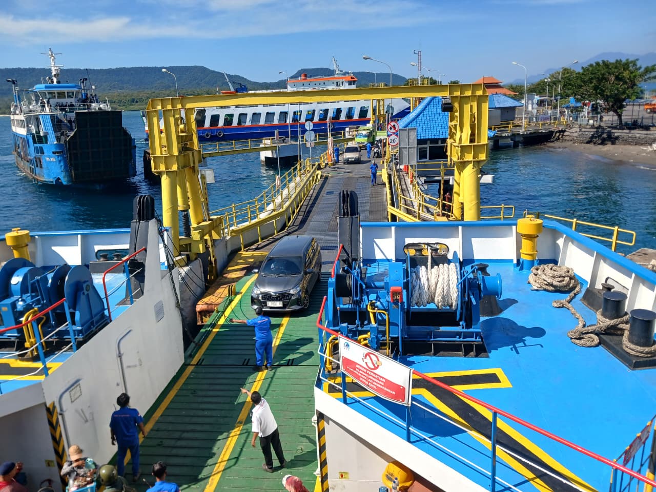 Aktivitas pelabuhan penyeberangan Lembar, Lombok NTB