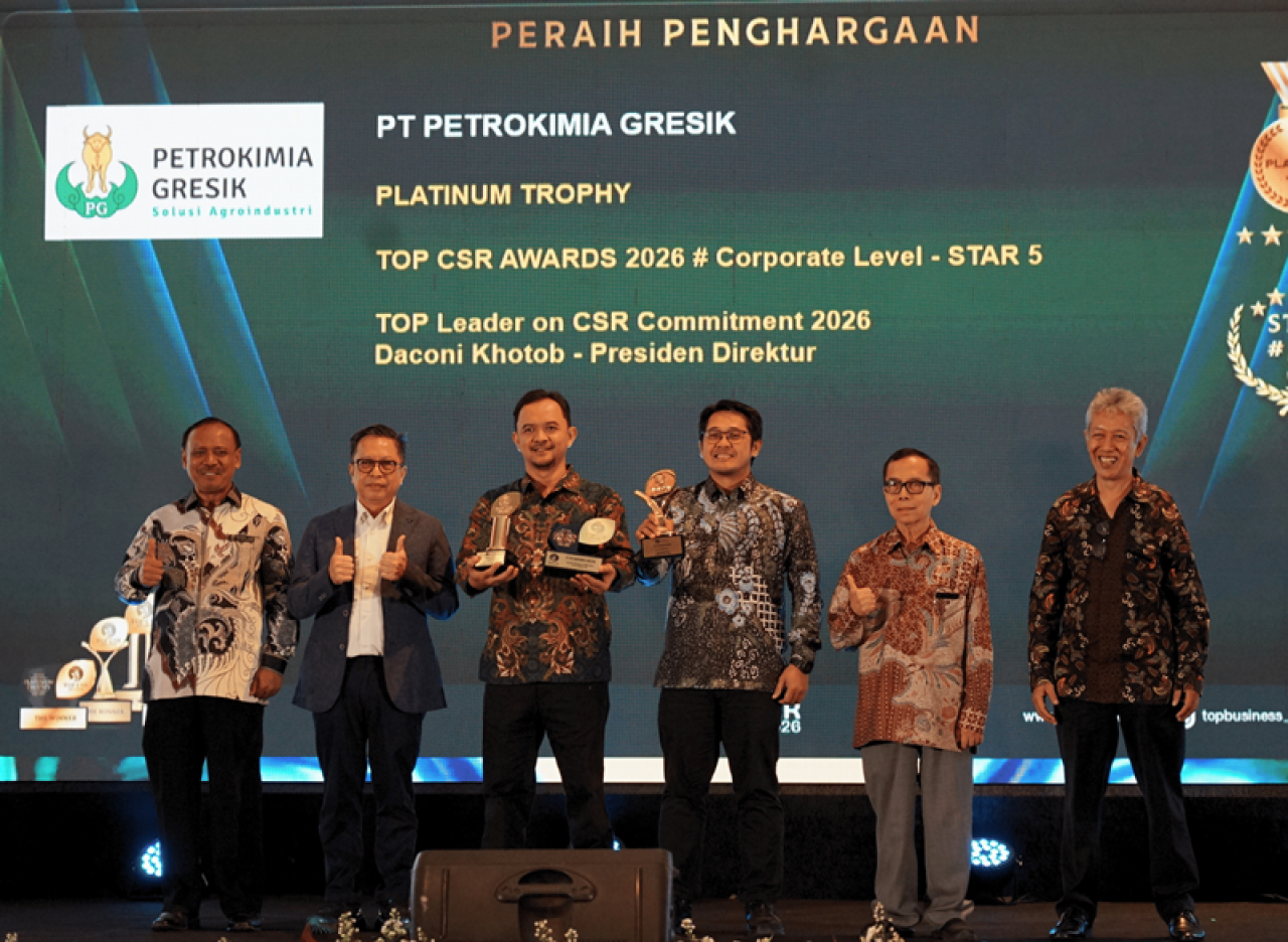 SVP Umum Petrokimia Gresik, Fickry Martawisuda (tiga dari kiri), bersama manajemen Petrokimia Gresik mewakili Direksi menerima sejumlah penghargaan pada ajang Top CSR Awards 2026 di Jakarta