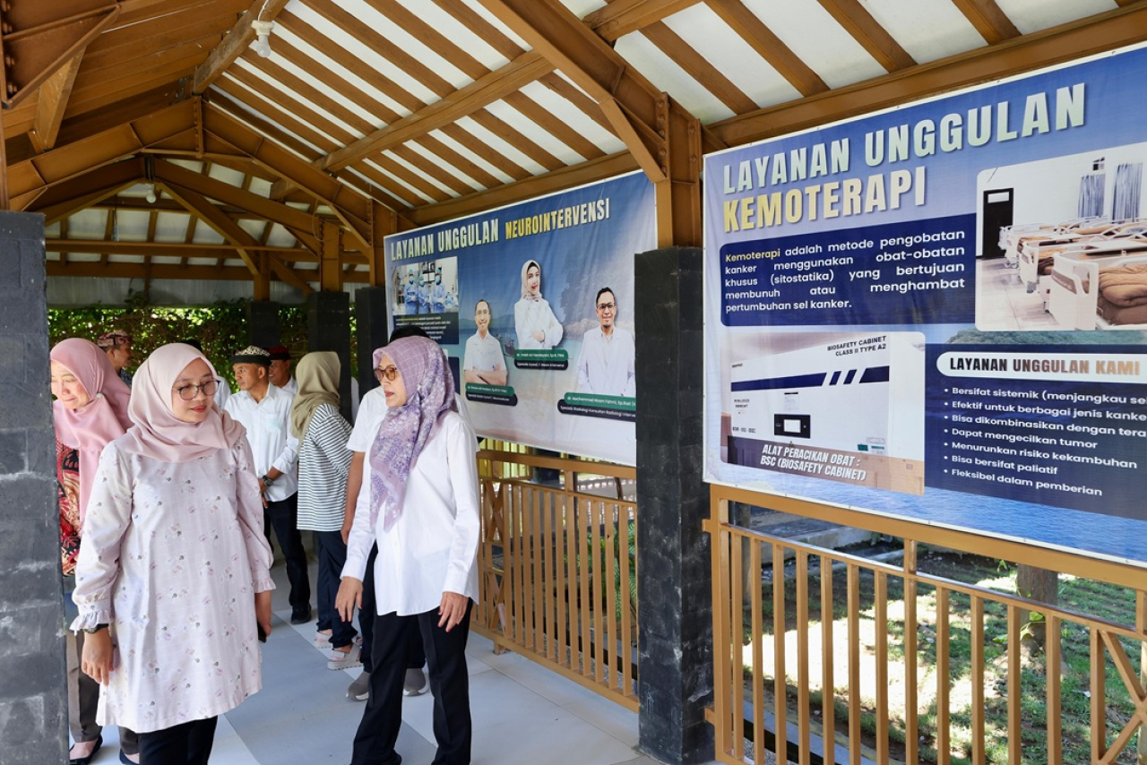 Bupati Banyuwangi Ipuk Fiestiandani meninjau layanan kemoterapi di RSUD Blambangan