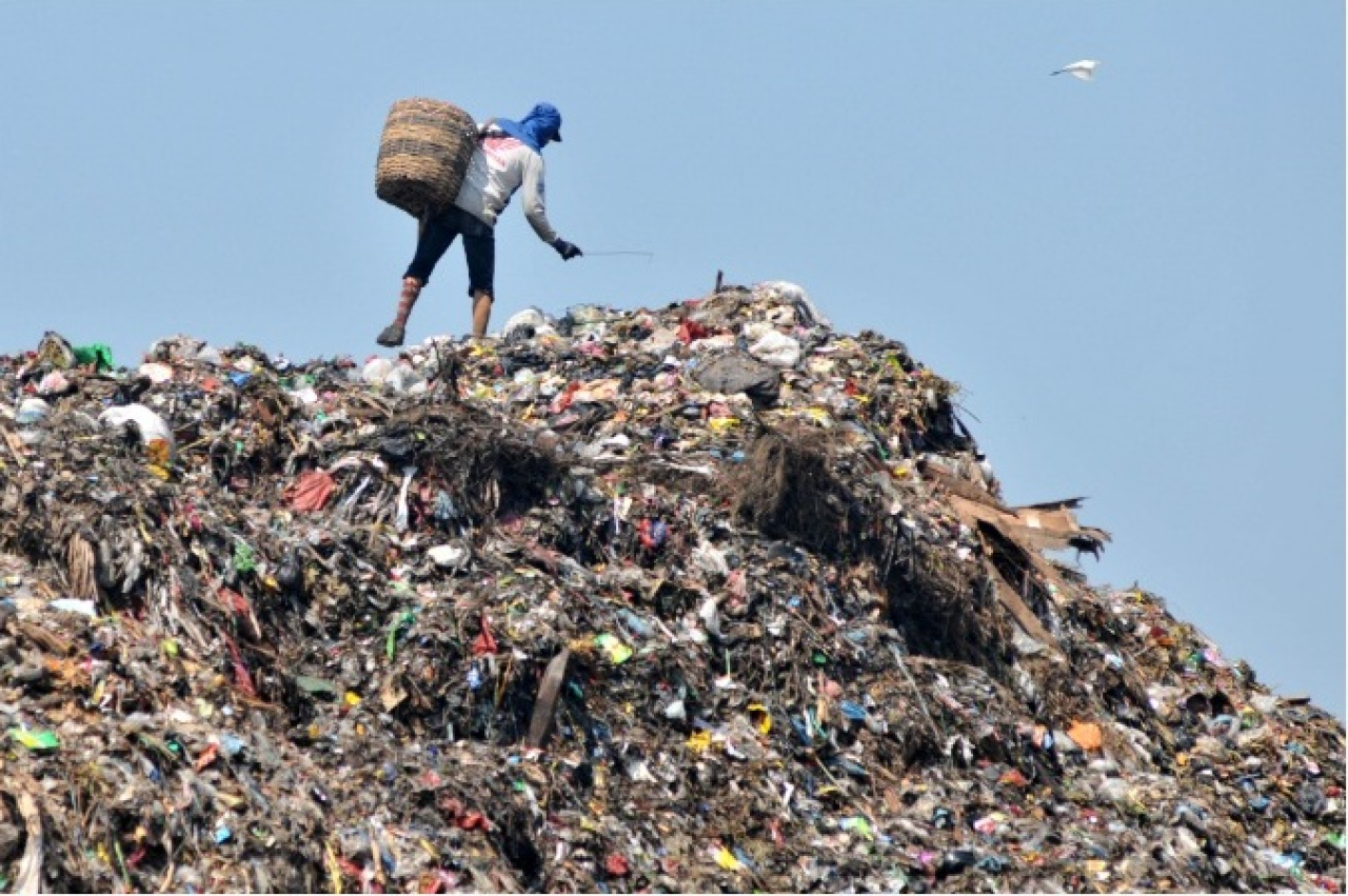 Tumpukan sampah di TPA Benowo Surabaya