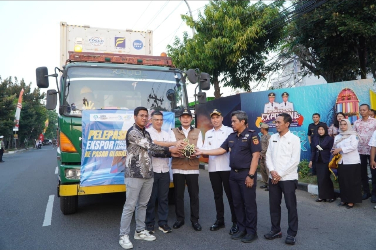 Bupati Lamongan Yuhronur Efendi didampingi Kepala Bea Cukai Gresik Asep Munandar dan Direktur Shoetown Group Welly Tanuwidjaja saat pelepasan produk ekspor di ajang EXPOrtiva di Lamongan