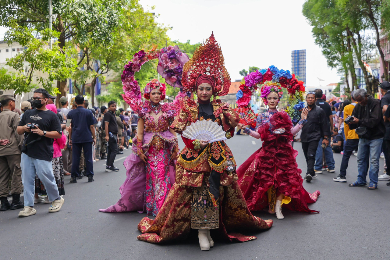 Kegiatan penyelenggaraan Surabaya Fashion Festival di Jalan Tunjungan Surabaya