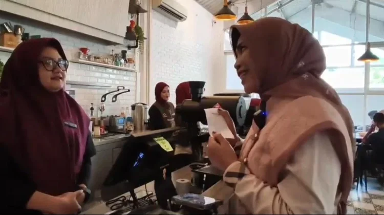 Wakil Bupati Sidoarjo Mimik Idayana melakukan inspeksi mendadak (sidak) terhadap implementasi alat perekam transaksi atau Tax Monitoring (Taxmon)