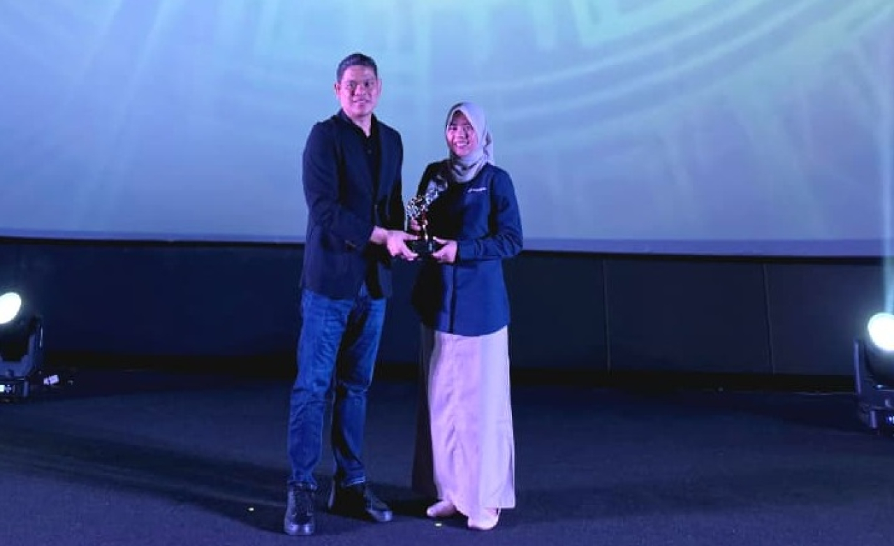 Ratu Sawitri, Asisten Manajer Hubungan Pelanggan TPS, menerima penghargaan OMNI Brand of The Year 2026 di Jakarta
