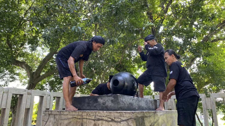 Suroan, Komunitas Budaya Kediri Taburi Minyak Wangi Batu Manik di Sri Aji Jayabaya