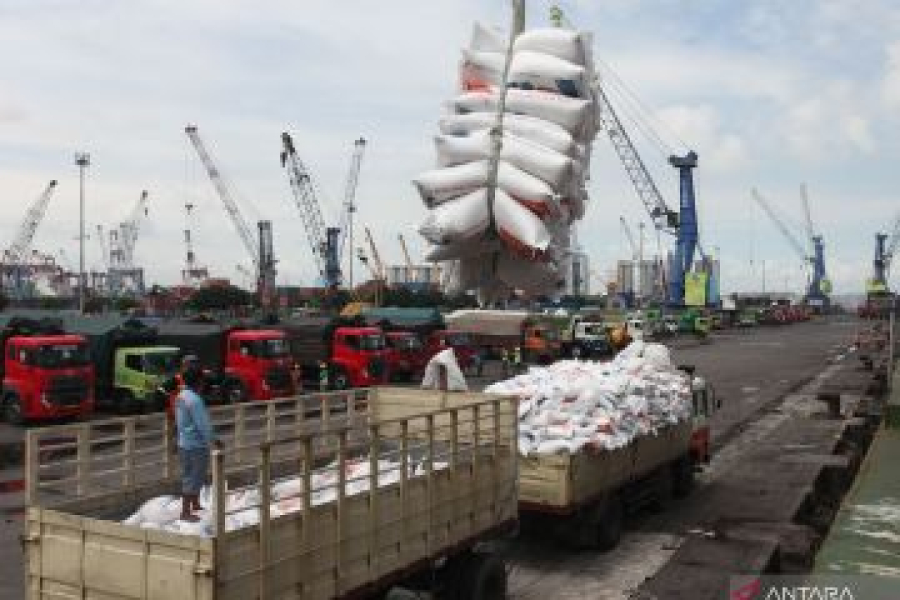PT Pelabuhan Indonesia (Persero) Regional 3 terus melakukan berbagai upaya untuk meningkatkan kelancaran arus logistik di kawasan Pelabuhan Tanjung Perak