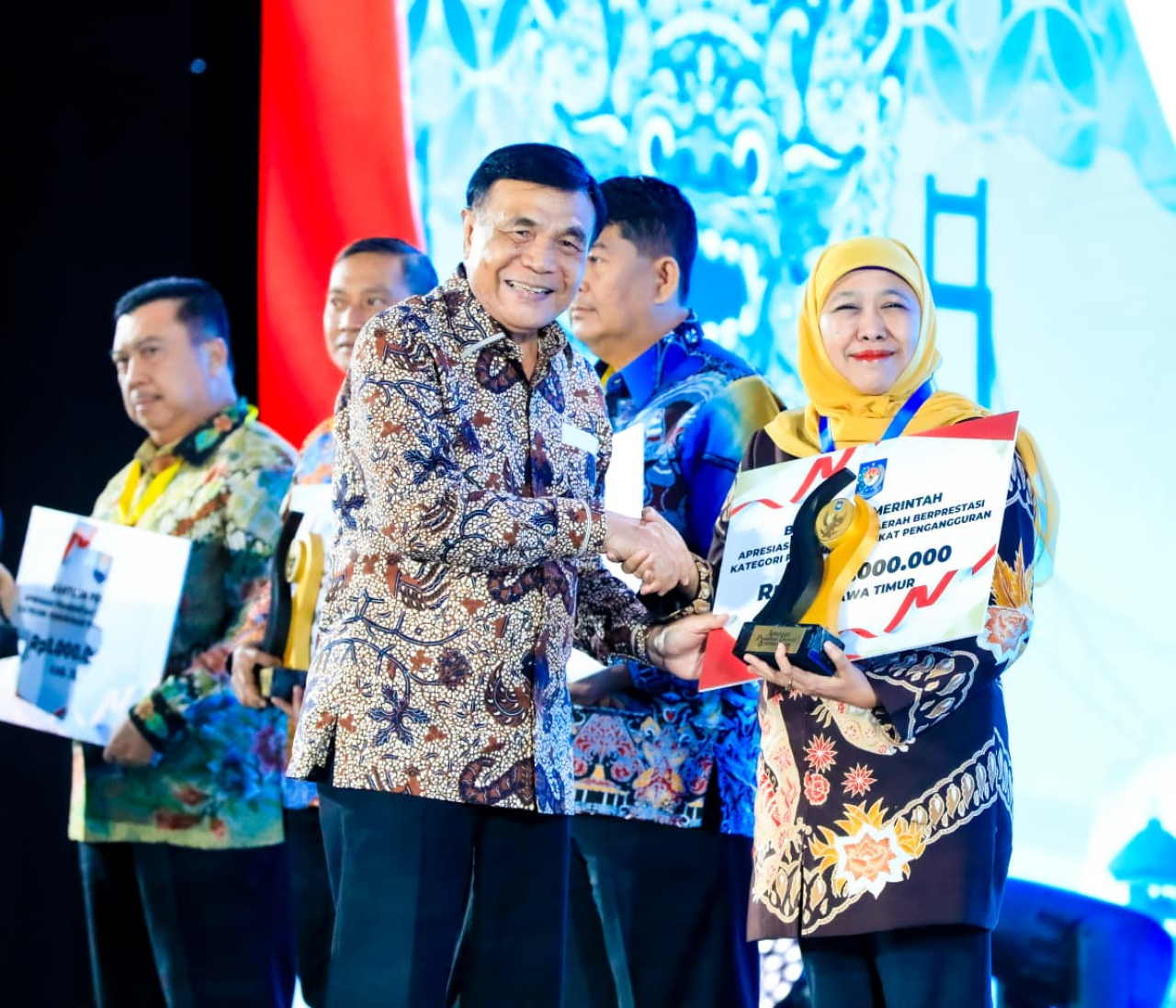 Penghargaan tersebut diserahkan langsung oleh Menteri Koordinator Politik dan Keamanan Djamari Chaniago kepada Gubernur Jawa Timur Khofifah Indar Parawansa.