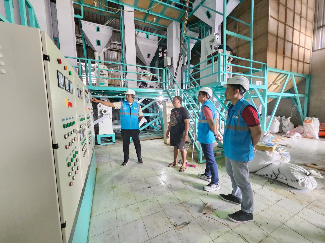 Suasana penggilingan padi di Petang, Badung, Bali, yang memanfaatkan pasokan listrik dari PLN