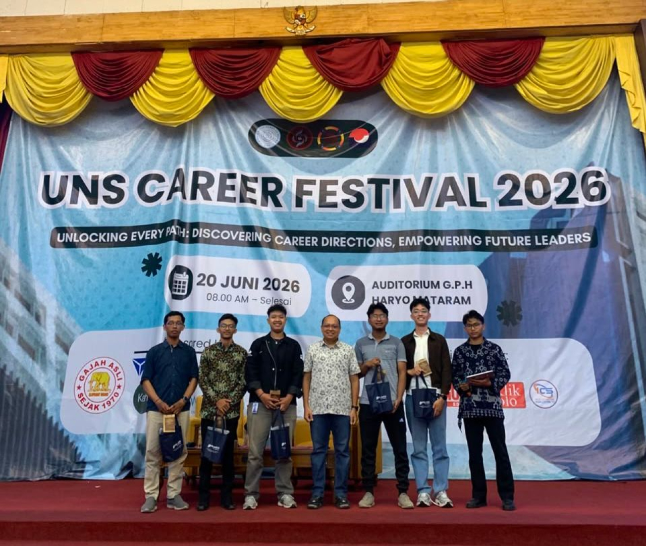 Direktur SDM PT Pelindo Multi Terminal, Edi Priyanto, memberikan pembekalan kepada ratusan mahasiswa dalam gelaran UNS Career Festival 2026