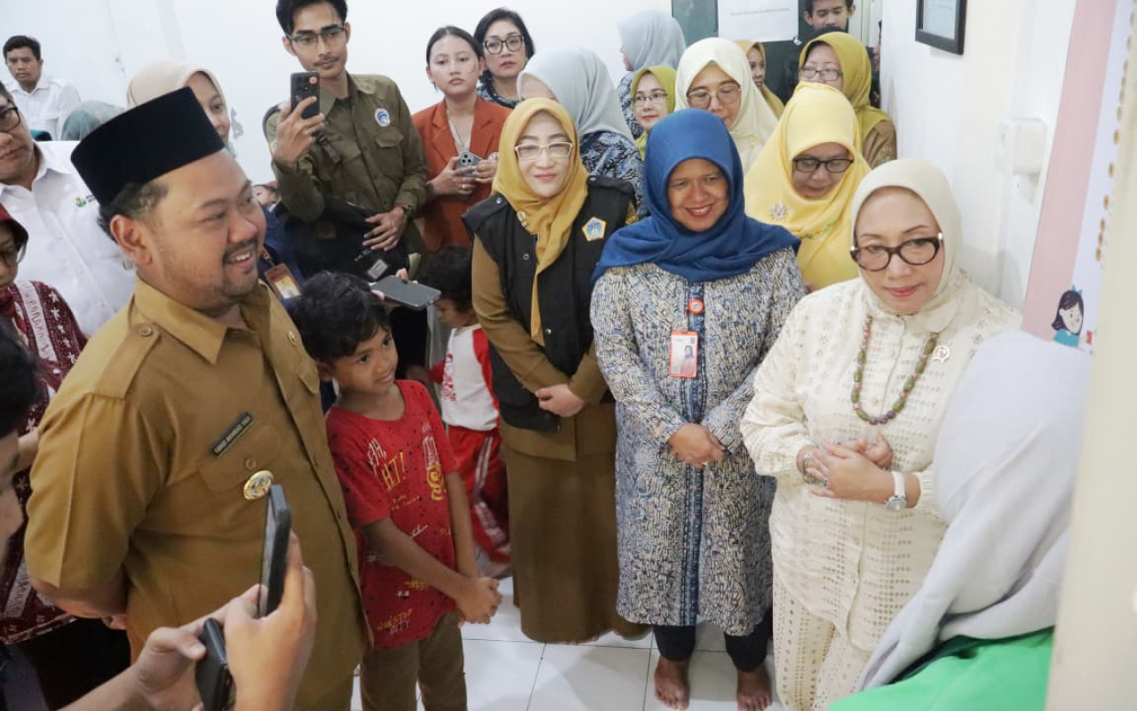 Bupati Gresik Fandi Akhmad Yani saat mendampingi Menteri Pemberdayaan Perempuan dan Perlindungan Anak (PPPA), Arifah Fauzi