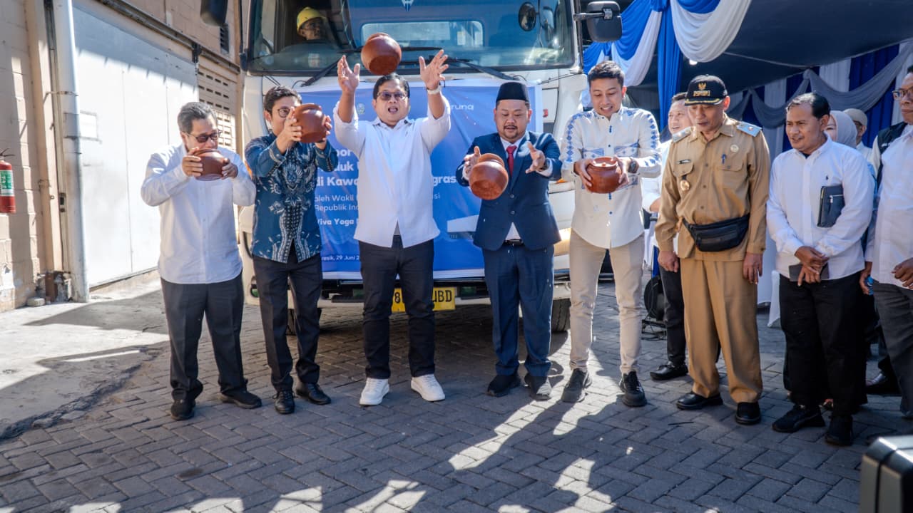 Bupati Gresik Fandi Akhmad Yani bersama Wakil Menteri Transmigrasi Republik Indonesia, Viva Yoga Mauladi, melepas ekspor rajungan ke Amerika Serikat di CV Kudatama Mas, Kawasan Industri Gresik (KIG)