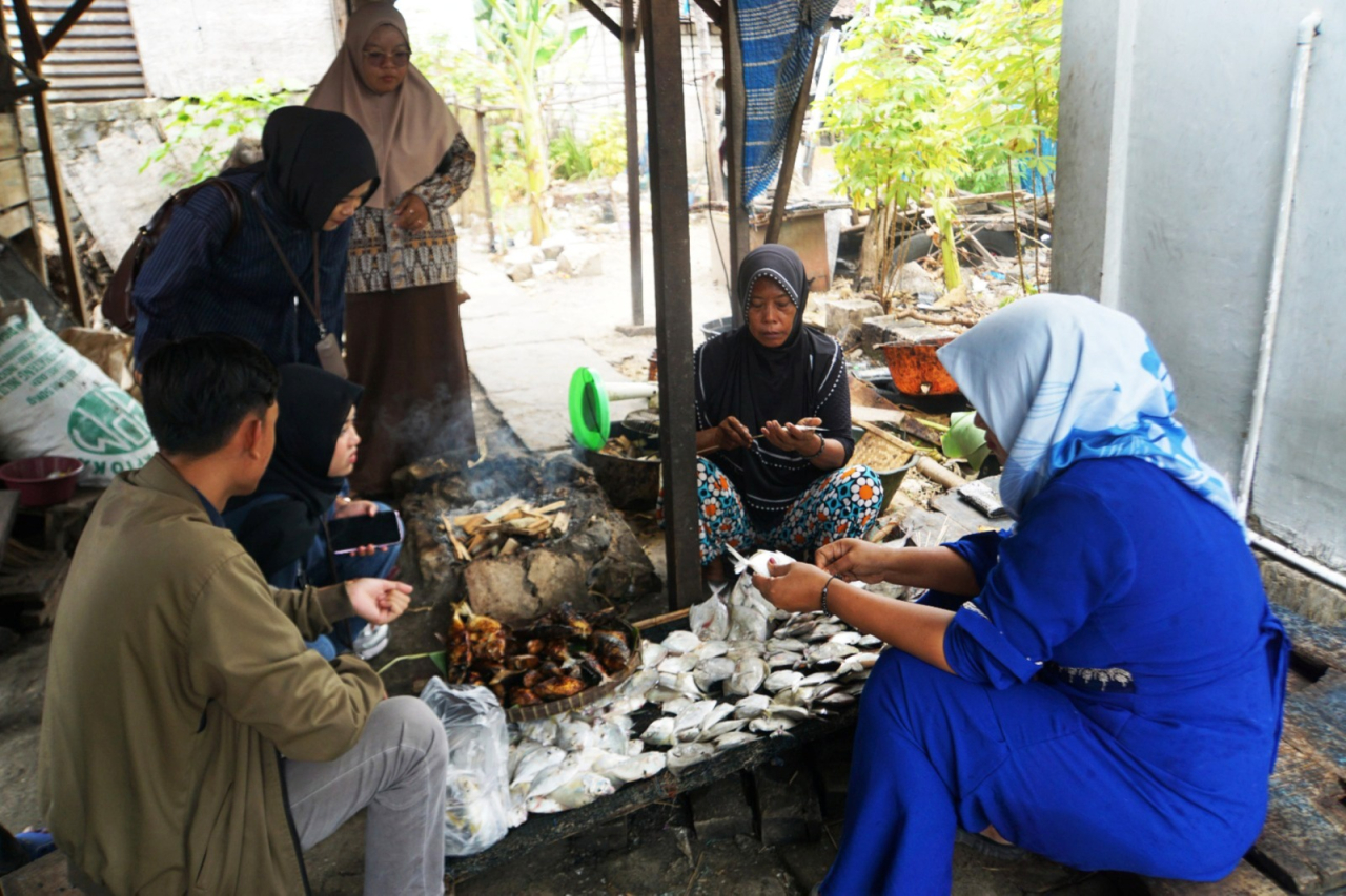 Melalui program Tanggung Jawab Sosial dan Lingkungan (TJSL), SIG berhasil menumbuhkan 36 pelaku usaha mikro, kecil, dan menengah (UMKM) di Desa Glondonggede, Kabupaten Tuban. 