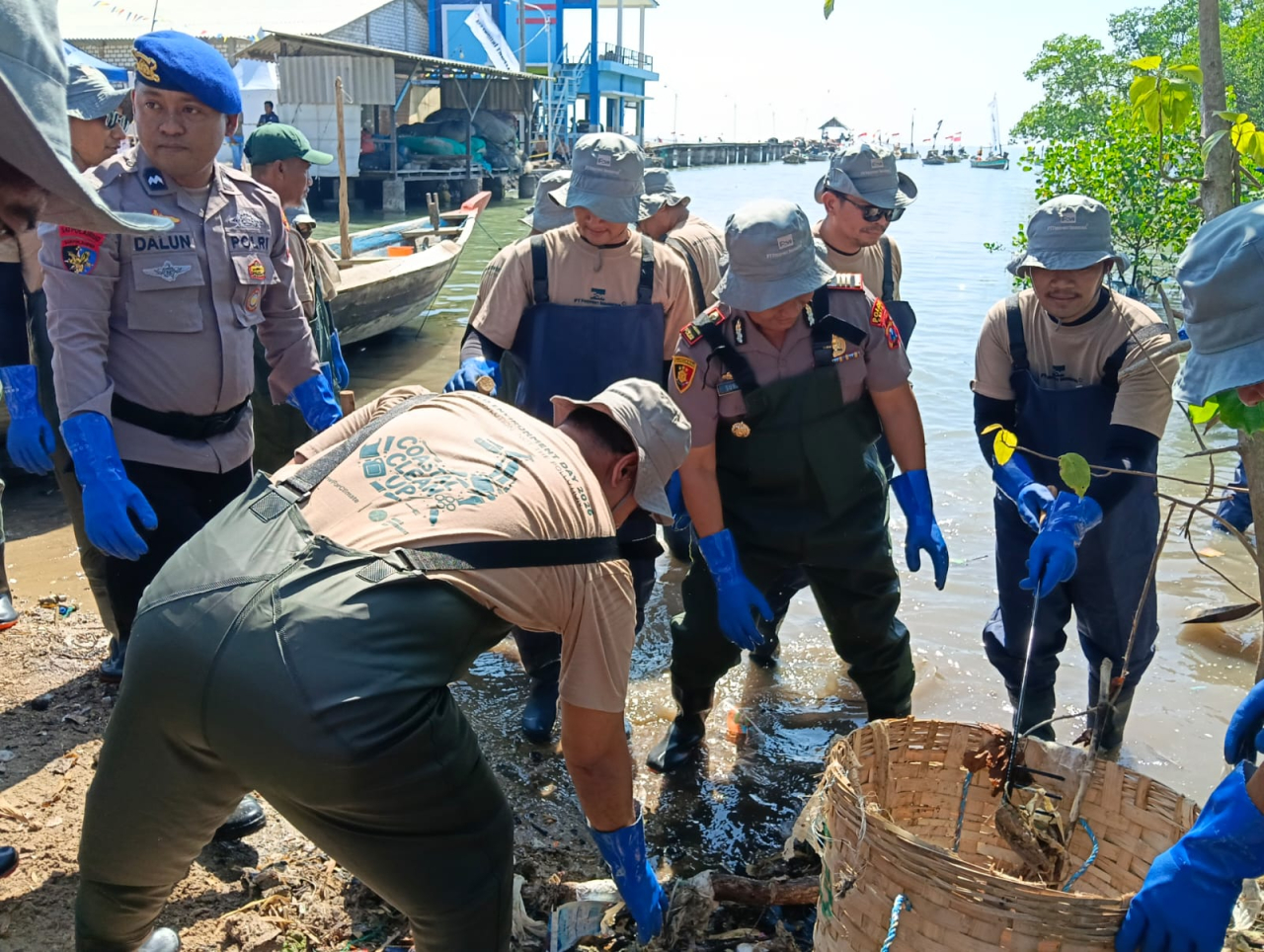 PT Freeport Indonesia (PTFI) menggelar aksi bersih pantai di kawasan pesisir Balai Nelayan Tanjung Kemukem, Desa Kramat, Kecamatan Bungah, Kabupaten Gresik