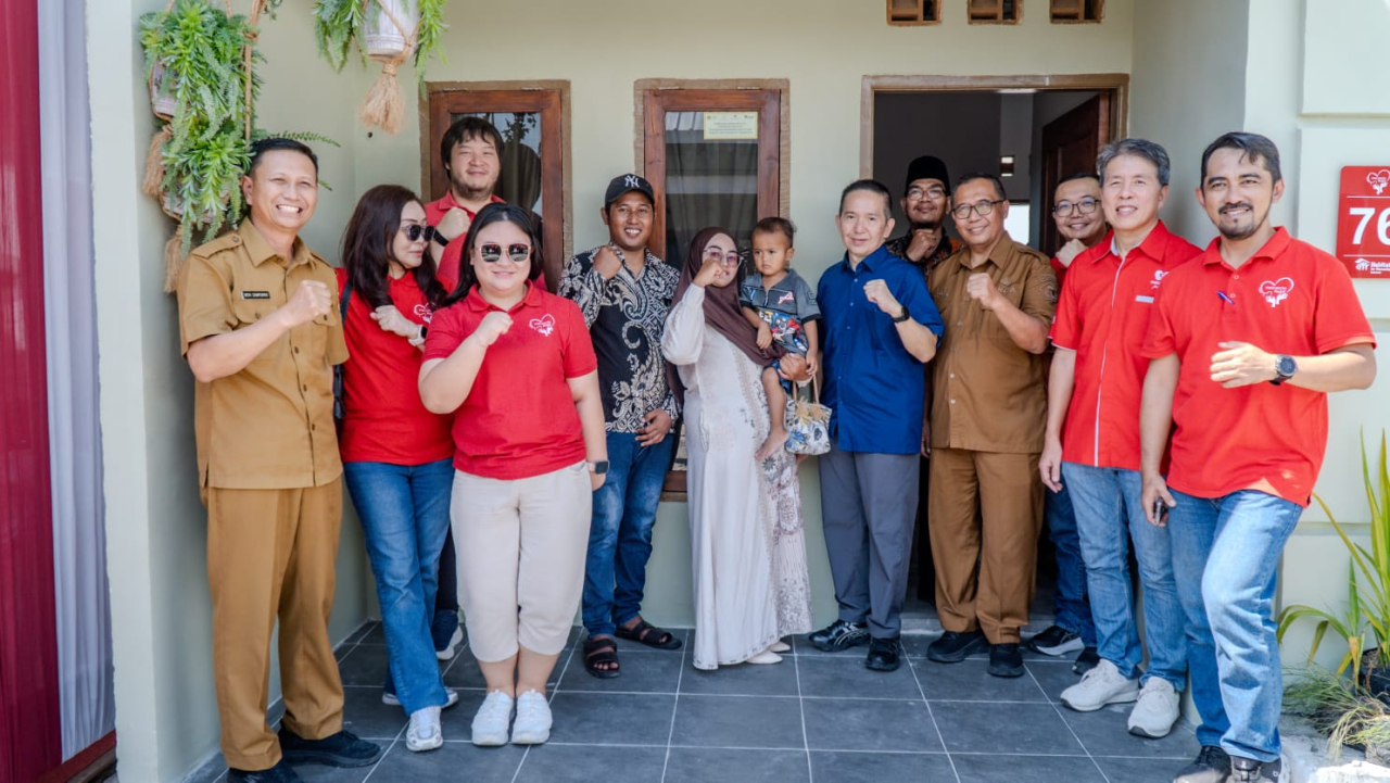 Penyerahan puluhan unit Rumah Layak Huni (RLH) hasil kolaborasi Pemerintah Kabupaten Gresik, Pakuwon Group, dan Habitat for Humanity Indonesia kepada warga Desa Campurejo, Panceng