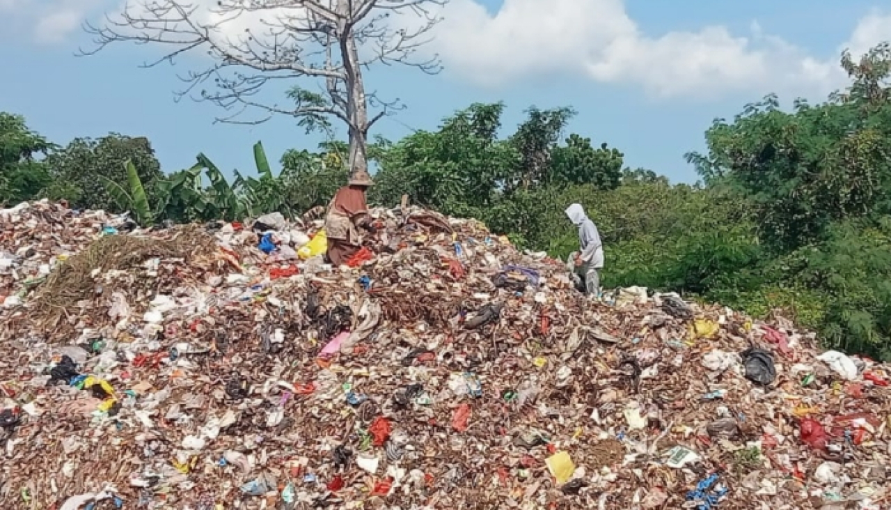 Tumpukan sampah di Tempat Pemrosesan Akhir (TPA) Kecamatan Batuan, Sumenep