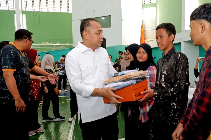Wali Kota Eri Cahyadi Serahkan Bantuan Pendidikan Untuk 7.380 Pelajar Surabaya