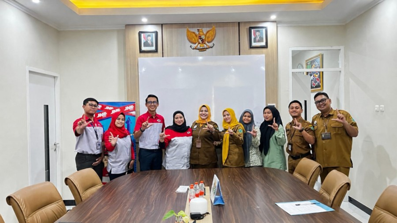 Penandatanganan kerja sama oleh Kepala Cabang JNE Sidoarjo, Ninil Indrasari, bersama Ketua Koperasi SIBAR Sehat Sejahtera, drg. Hary Indah Fibriany, M.Kes. 