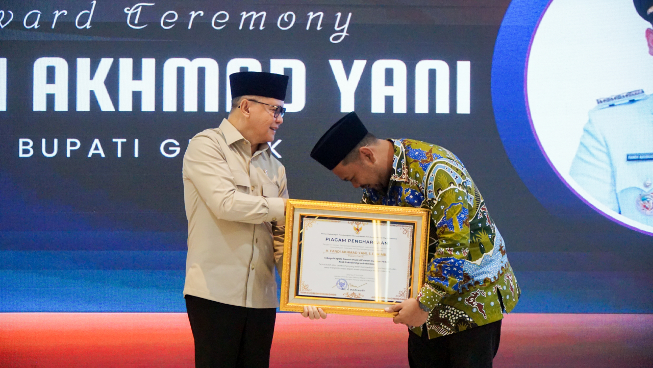 Bupati Gresik Fandi Akhmad Yani menerima penghargaan sebagai Kepala Daerah Inspiratif dalam Gerakan Peduli Anak Pekerja Migran Indonesia (PMI) dari Menteri Pelindungan Pekerja Migran Indonesia