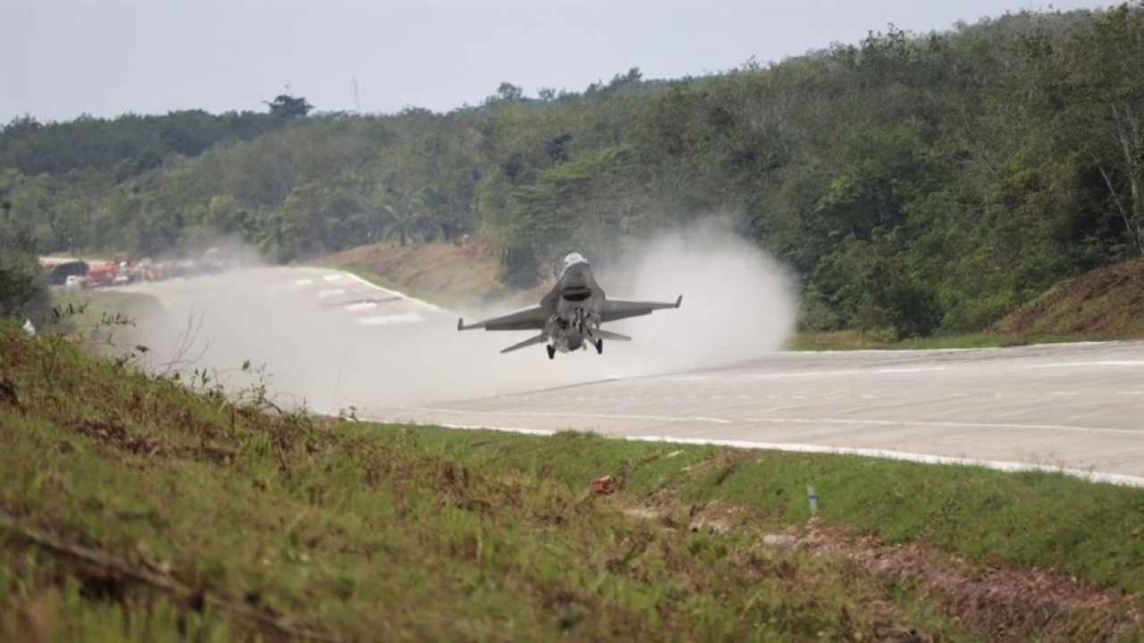 Pesawat TNI AU saat ujicoba pendaratan pesawat tempur Super Tucano dan F-16 di ruas Tol Terbanggi Besar-Pematang Panggang-Kayu Agung, Lampung.