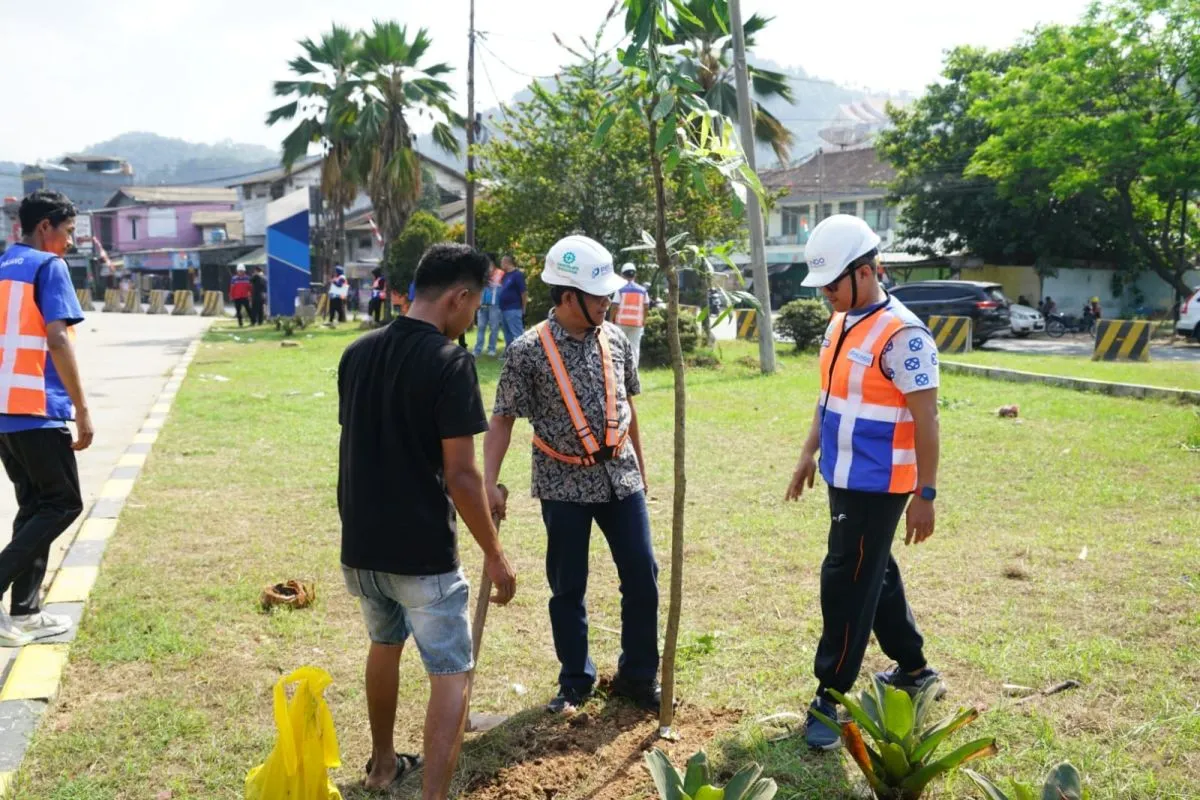 Dukung Dekarbonisasi, Pelindo Regional II Tanam 250 Pohon