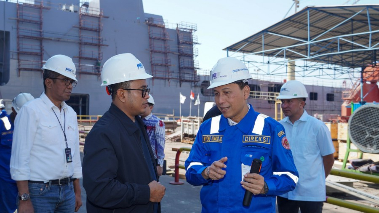 Direktur Utama PT ASDP Indonesia Ferry (Persero), Heru Widodo, bersama Wakil Direktur Utama, ASDP Yossianis Marcianis, bersama Dirut PT PAL Kaharuddin Djenod