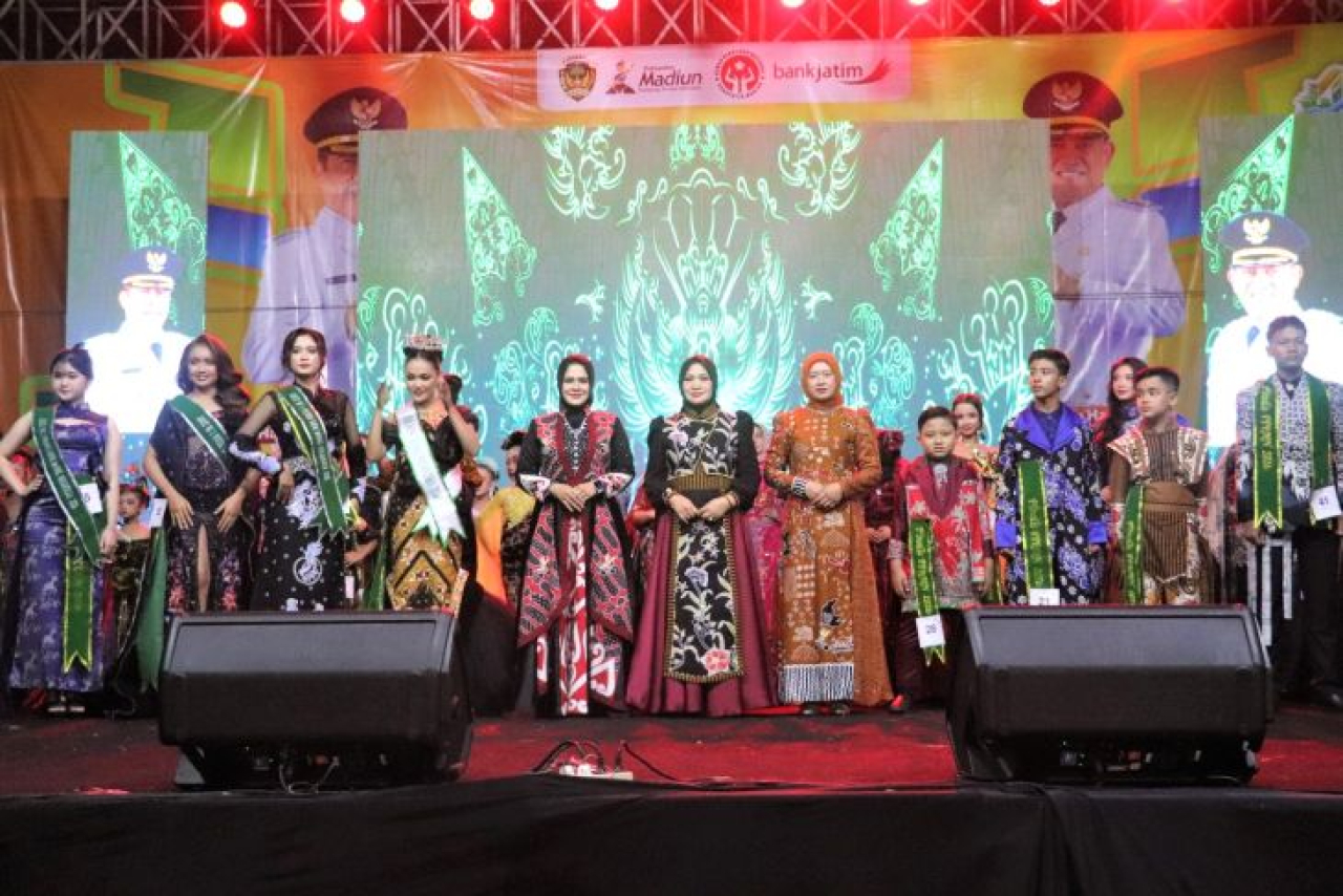 Kabupaten Madiun Batik Fashion Show 2026 yang digelar dalam rangka Hari Jadi ke-458 Kabupaten Madiun di Alun-Alun Reksogati, Caruban, Kabupaten Madiun
