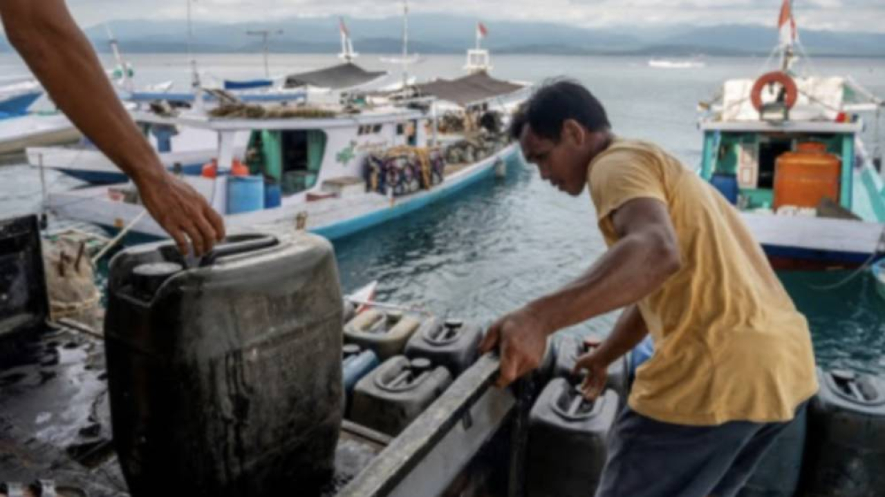 Pemerintah resmi menetapkan harga khusus BBM jenis solar sebesar Rp 15.000 per liter untuk nelayan pemilik kapal