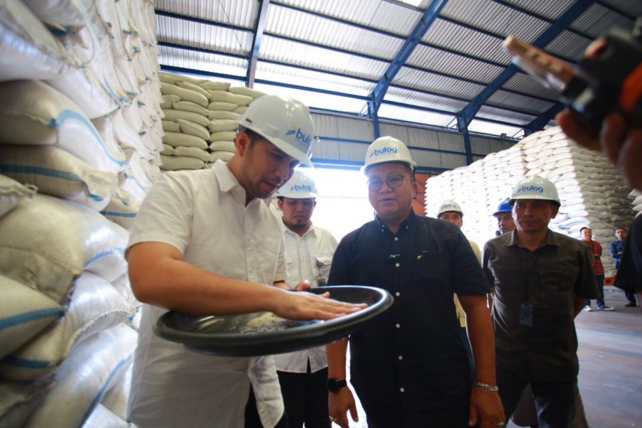 Wagub Jatim Emil Dardak saat mengunjungi gudang Bulog