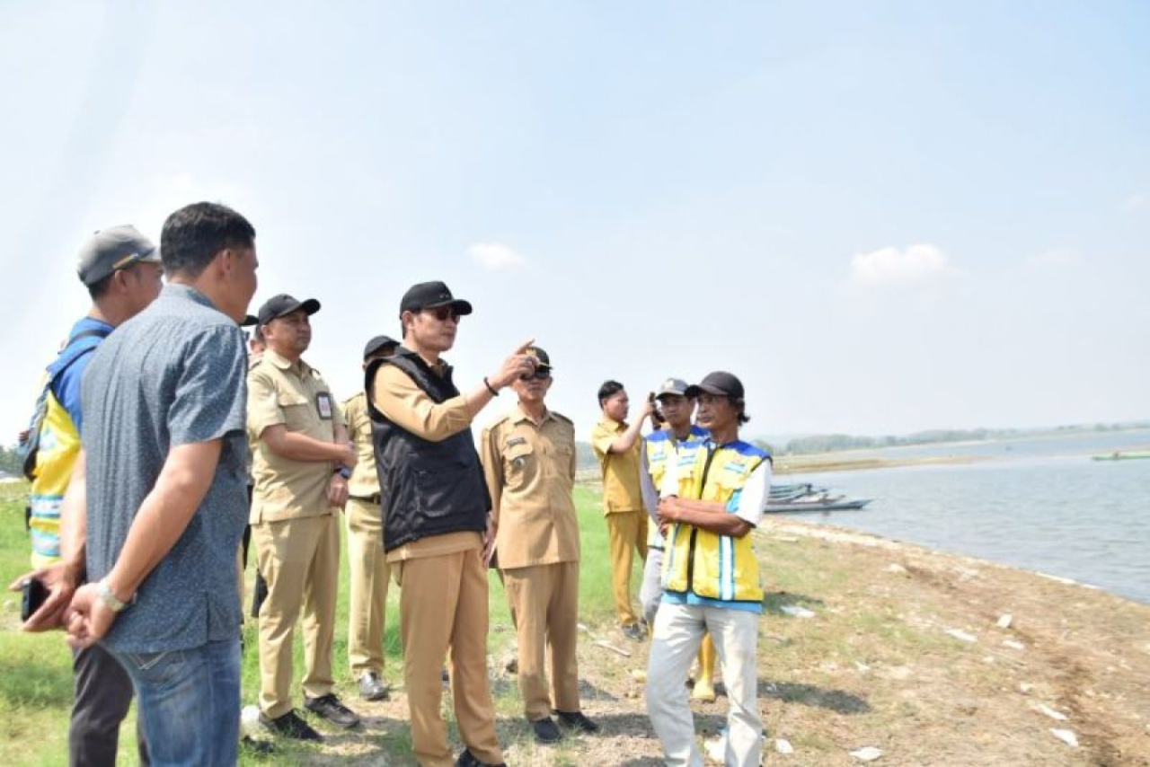 Bupati Lamongan Yuhronur Efendi saat meninjau pemasangan alat dredging di Waduk Gondang