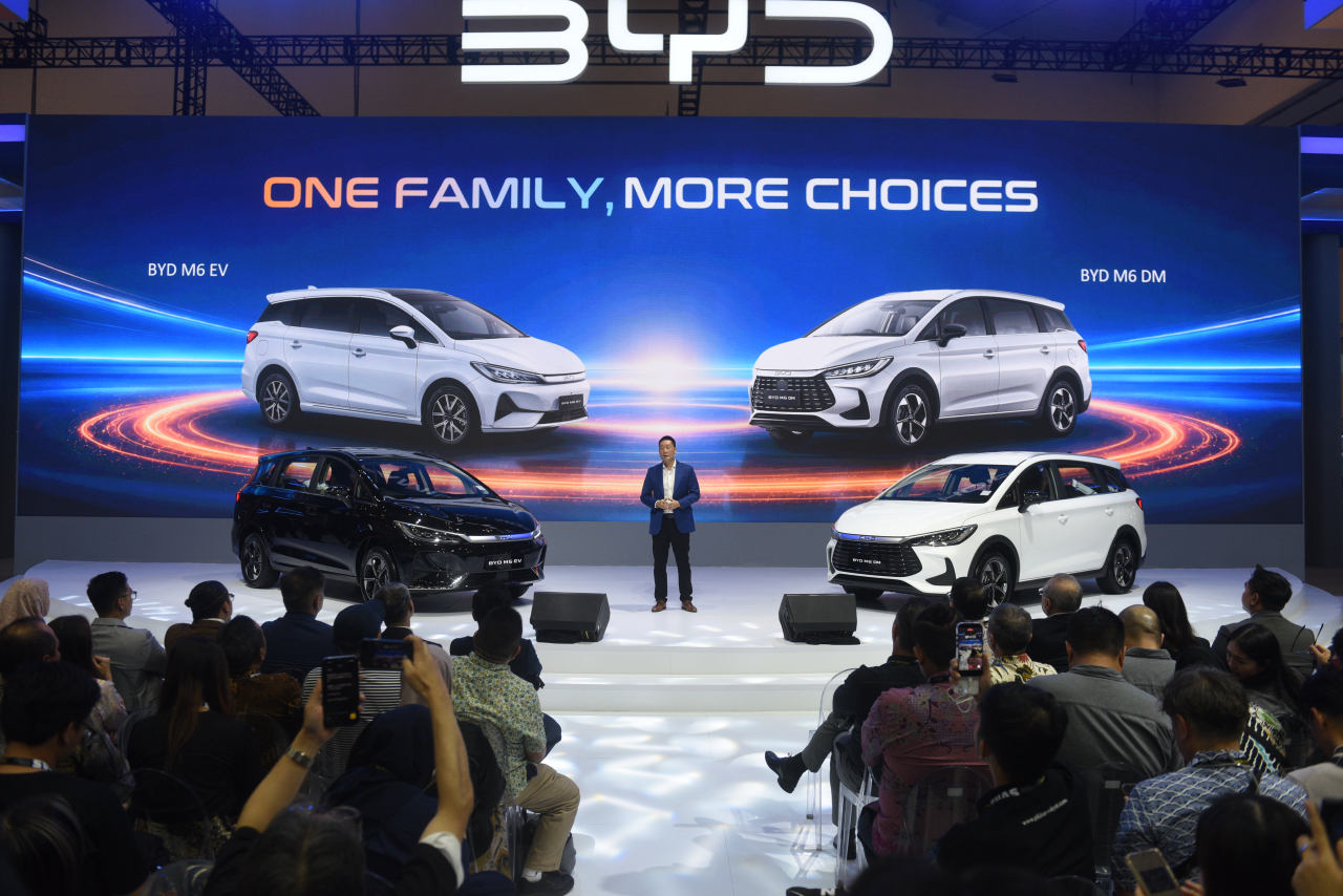 BYD luncurkan M6 EV generasi terbaru (Rp395 juta, jarak 450 km) & M6 DM di GIIAS 2026. Satu keluarga dua pilihan teknologi. Foto: BYD Indonesia