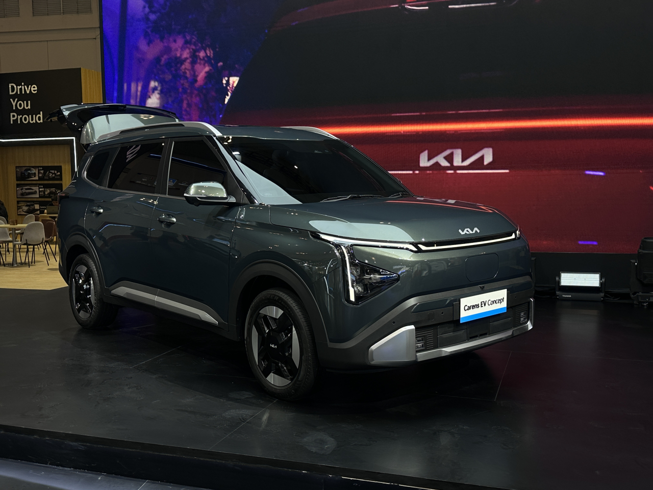Kia Carens EV debut di GIIAS 2026, MPV listrik keluarga dengan baterai lokal, jarak tempuh 450 km & fitur ADAS lengkap. Foto: Kia Indonesia