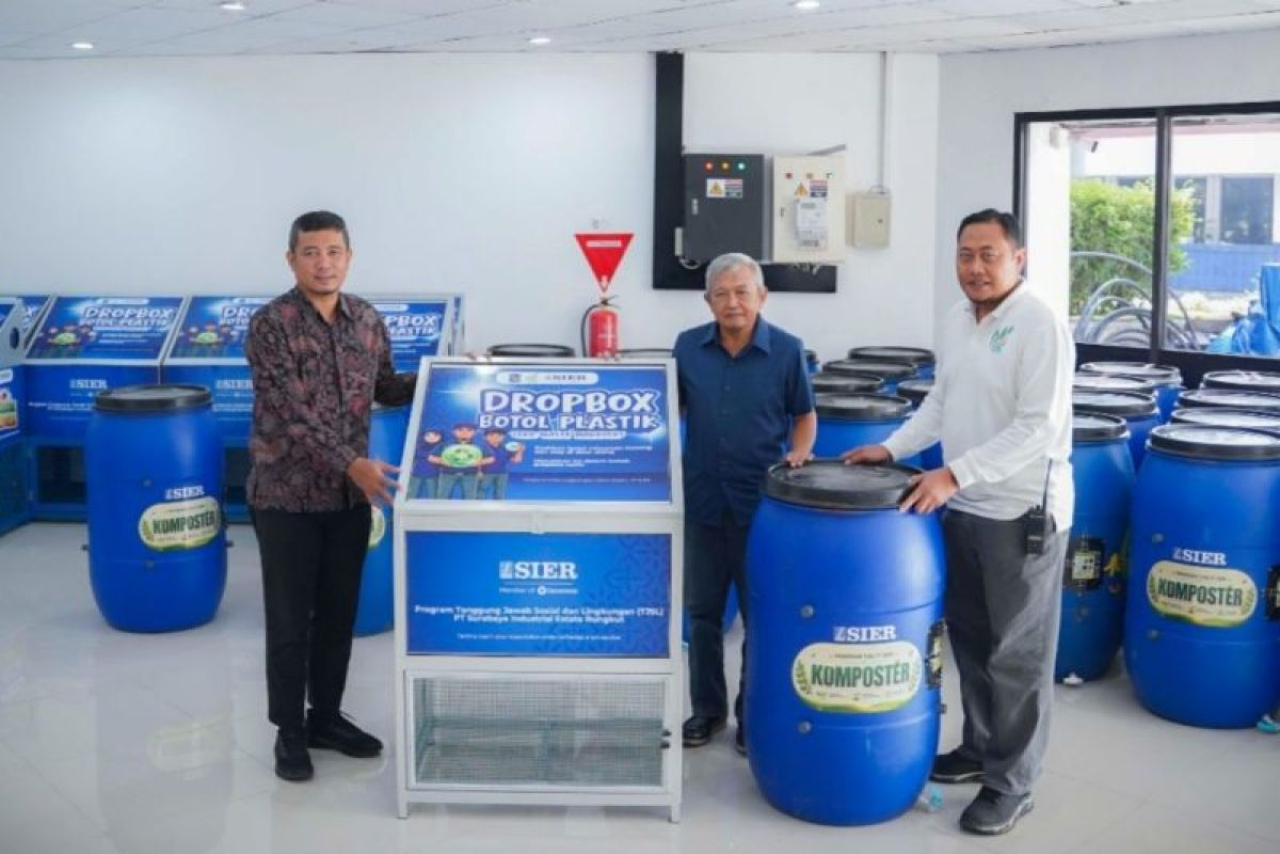 PT Surabaya Industrial Estate Rungkut (SIER), anggota Holding BUMN Danareksa, menyalurkan 12 unit dropbox sampah anorganik dan 30 unit komposter