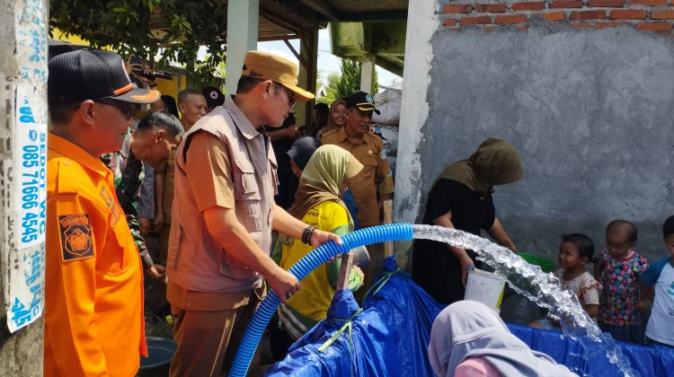 BPBD Lamongan Droping 5 Truk Air Bersih untuk Warga Terdampak Kekeringan