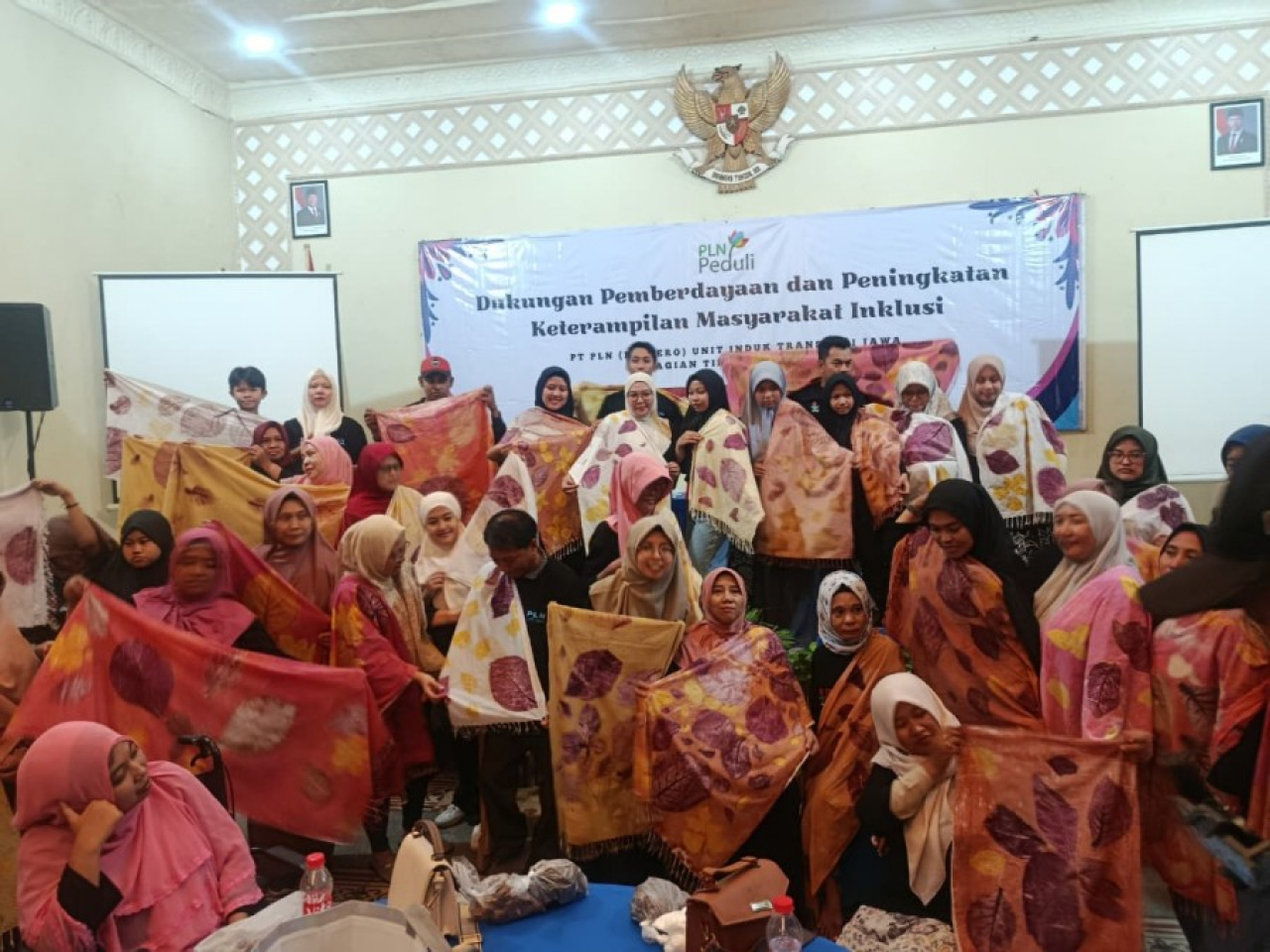 PLN UIT JBM menggandeng Himpunan Wanita Disabilitas Indonesia (HWDI) Kota Probolinggo untuk menyelenggarakan Program Pemberdayaan dan Peningkatan Keterampilan Masyarakat Inklusi bagi penyandang disabi