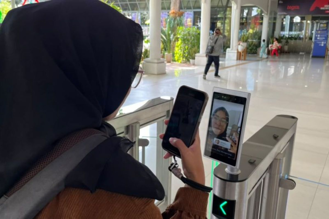 Pelanggan kereta api jarak jauh memanfaatkan layanan face recognition boarding gate