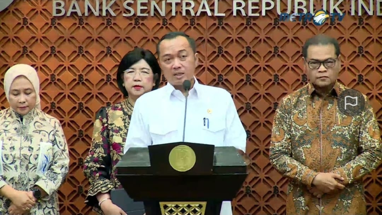 Menteri Sekretaris Negara Hadi Prasetyo dan Deputi Senior Gubernur Bank Indonesia Destry Damayanti (Dua dari Kiri)