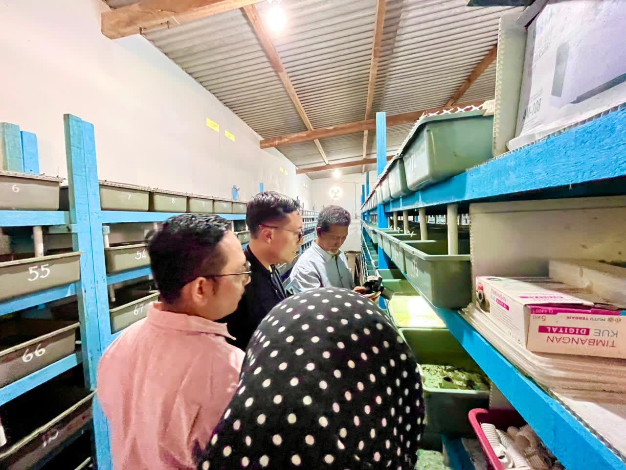 Penyerahan bantuan dilakukan secara simbolis oleh Widyaswendra selaku SVP Sekretariat Perusahaan PT Pelindo Terminal Petikemas kepada pengurus Perkumpulan Komunikasi Masyarakat (Perkom) TTL dari masing-masing wilayah.