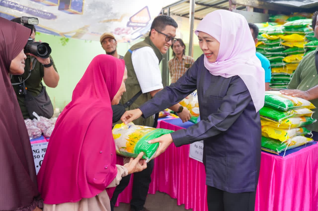 Gubernur Jawa Timur Khofifah dalam kegiatan Pasar Murah ke-81 Tahun 2026 digelar di Desa Bulukandang, Kecamatan Prigen, Kabupaten Pasuruan,
