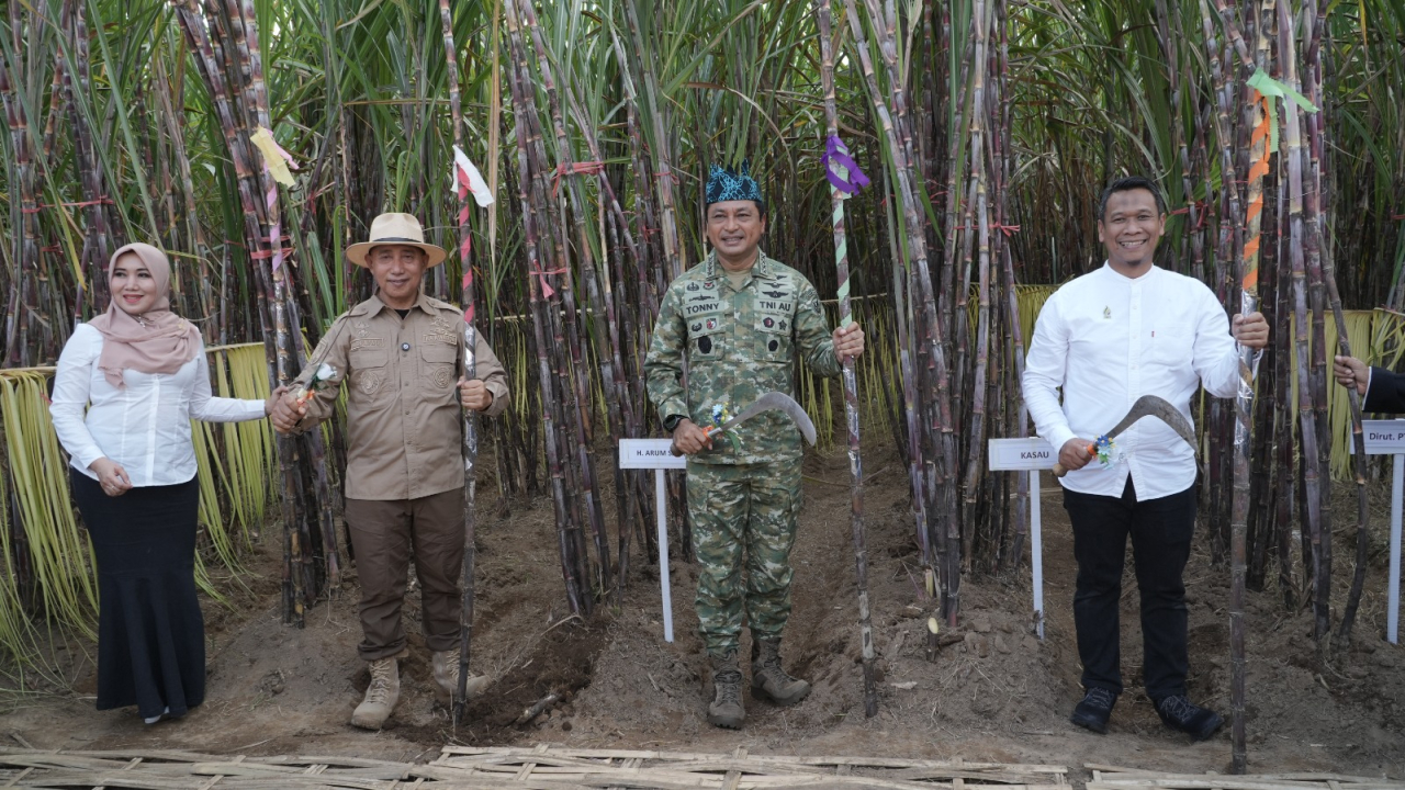 PT Sinergi Gula Nusantara (SGN) menggelar kegiatan Panen Tebu Bersama yang dihadiri Kepala Staf TNI Angkatan Udara (KSAU) Marsekal TNI Mohamad Tonny Harjono