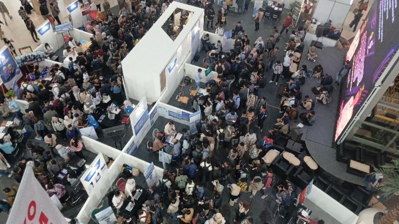 Pelamar kerja memadati area stand perusahaan dalam Gresik Job Fair di Icon Mall Gresik