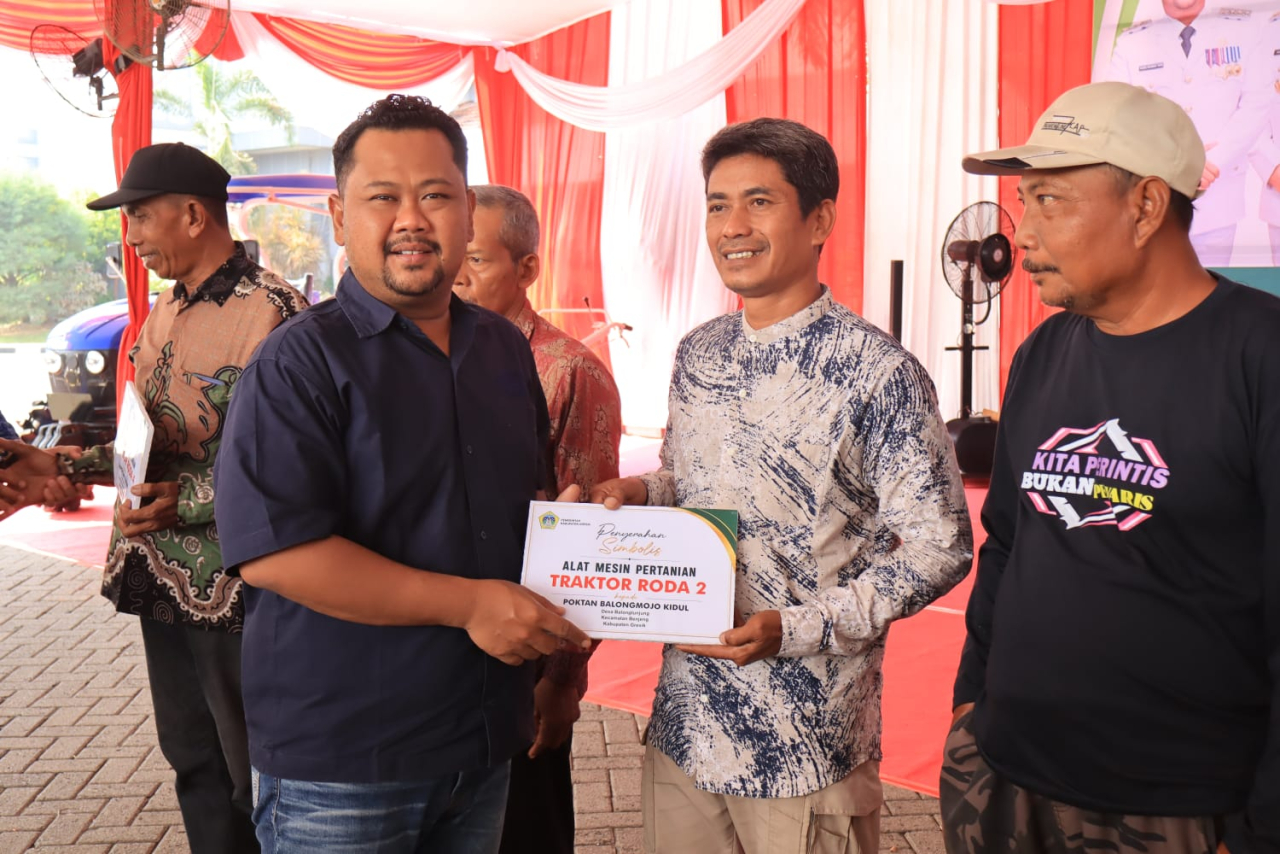 enyerahan simbolis bantuan alat dan mesin pertanian (alsintan), irigasi perpompaan, dan irigasi perpipaan oleh Bupati Gresik Fandi Akhmad Yani kepada kelompok tani dan gabungan kelompok tani (gapoktap