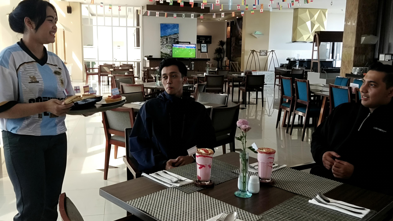 Hotel Santika Gresik mengajak para pecinta sepak bola untuk menyaksikan laga puncak antara Spanyol dan Argentina