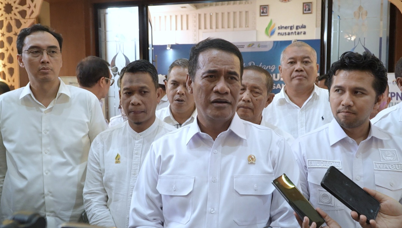 Menteri Pertanian Republik Indonesia (tengah) didampingi Direktur Utama PTPN III (Persero) Holding Perkebunan (kiri) dan Wagub Jatim Emil Dardak (Kanan)