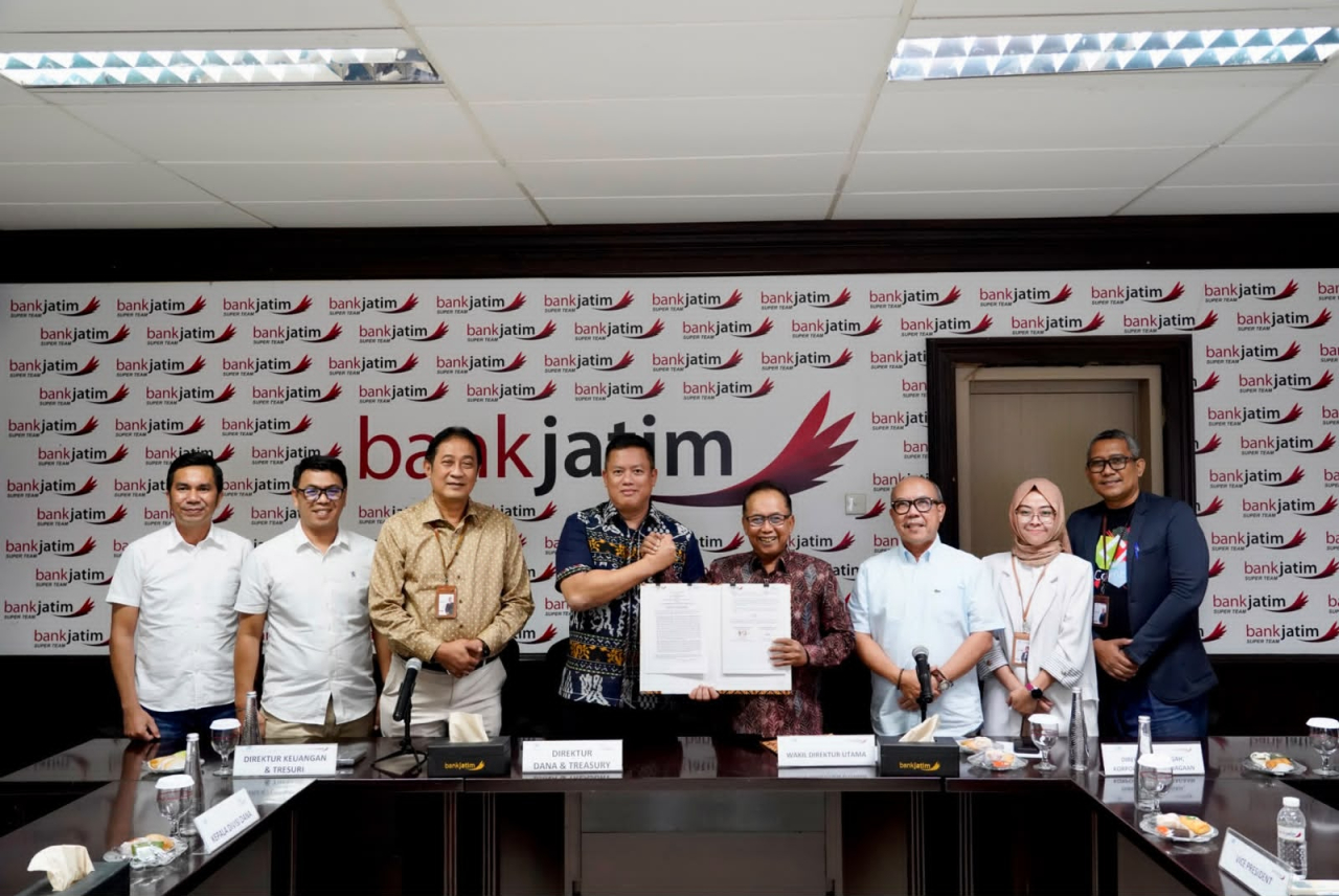 Perjanjian Kerja Sama tersebut ditandatangani oleh Direktur Menengah, Korporasi & Kelembagaan Bank Jatim Arif Suhirman bersama Direktur Dana & Treasury Bank NTT Heru Helbianto.