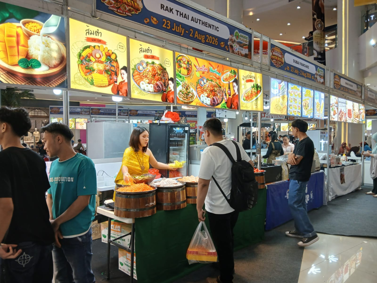 Kuliner autentik dari berbagai negara Asia memadati area Festival Kuliner Warisan Rasa Asia di Icon Mall Gresik,