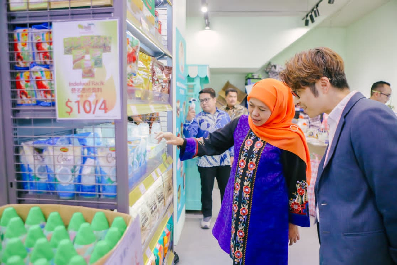Gubernur Khofifah saat mengunjungi Indo Market di kawasan Causeway Bay, Hong Kong, Kamis (23/7),