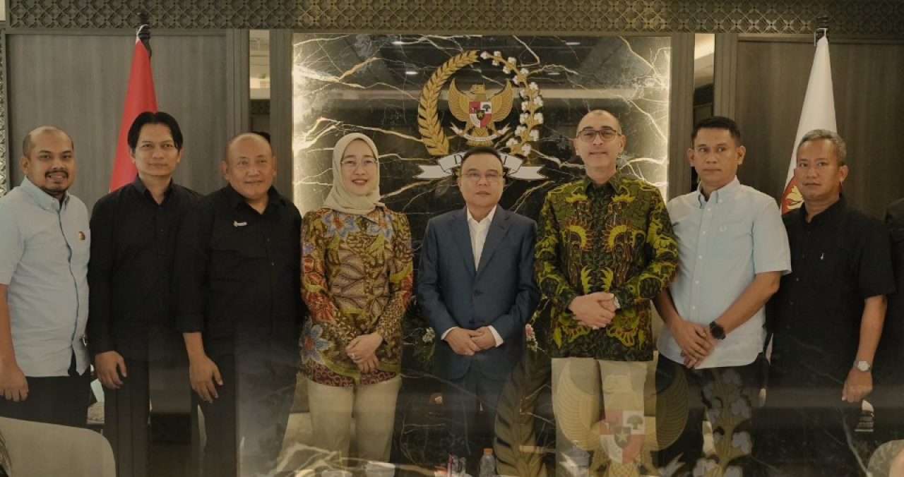 Ketua SPBUN SGN M. Rofi bersama jajaran pengurus berfoto bersama Wakil Ketua DPR RI Sufmi Dasco Ahmad, Ketua Komisi VI DPR RI Anggia Ermarini, dan Anggota Komisi VI DPR RI Nasim Khan usai pertemuan di