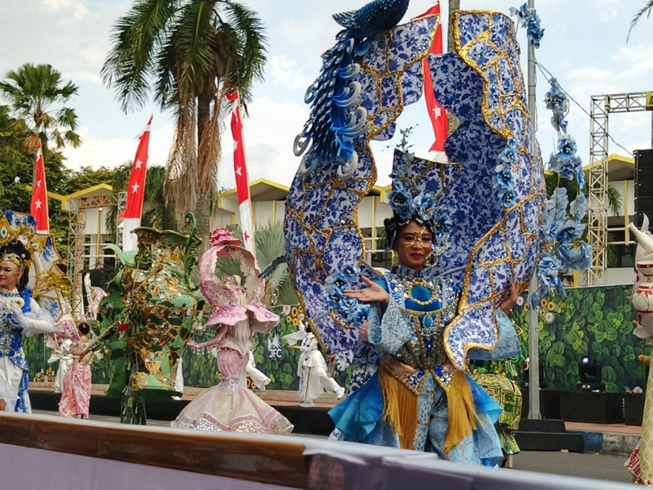 Penampilan defile pada puncak Jember Fashion Carnaval